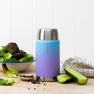 Ever Eco Insulalted Food Jar 800ml Balance on a wooden surface with vegetables